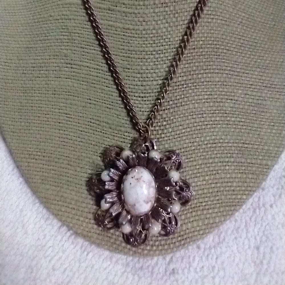 Goldtone flower 💐🌹 floral vintage chain necklace pinkish white stone